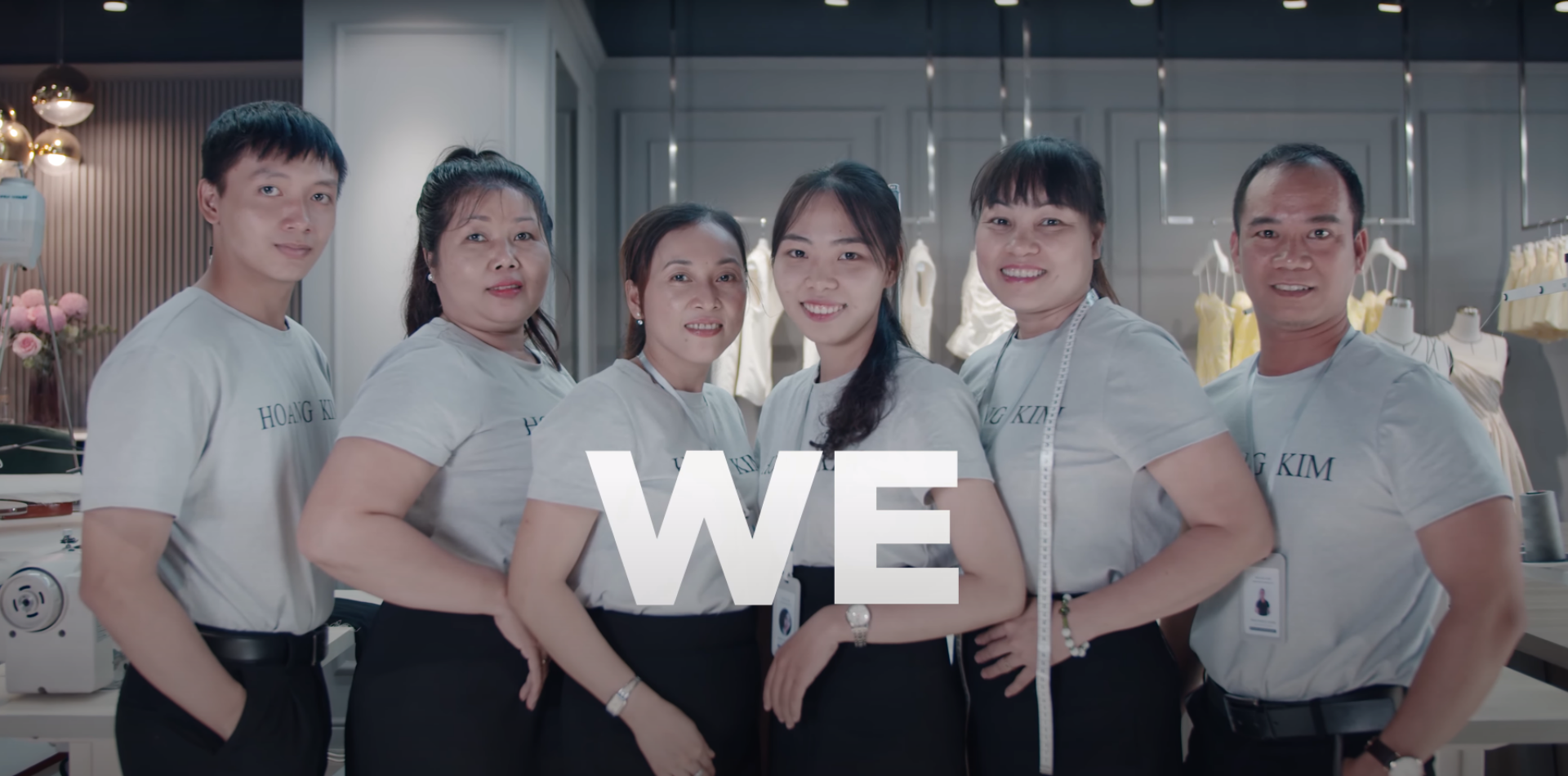 Đội ngũ nhân viên công ty thời trang Hoàng Kim